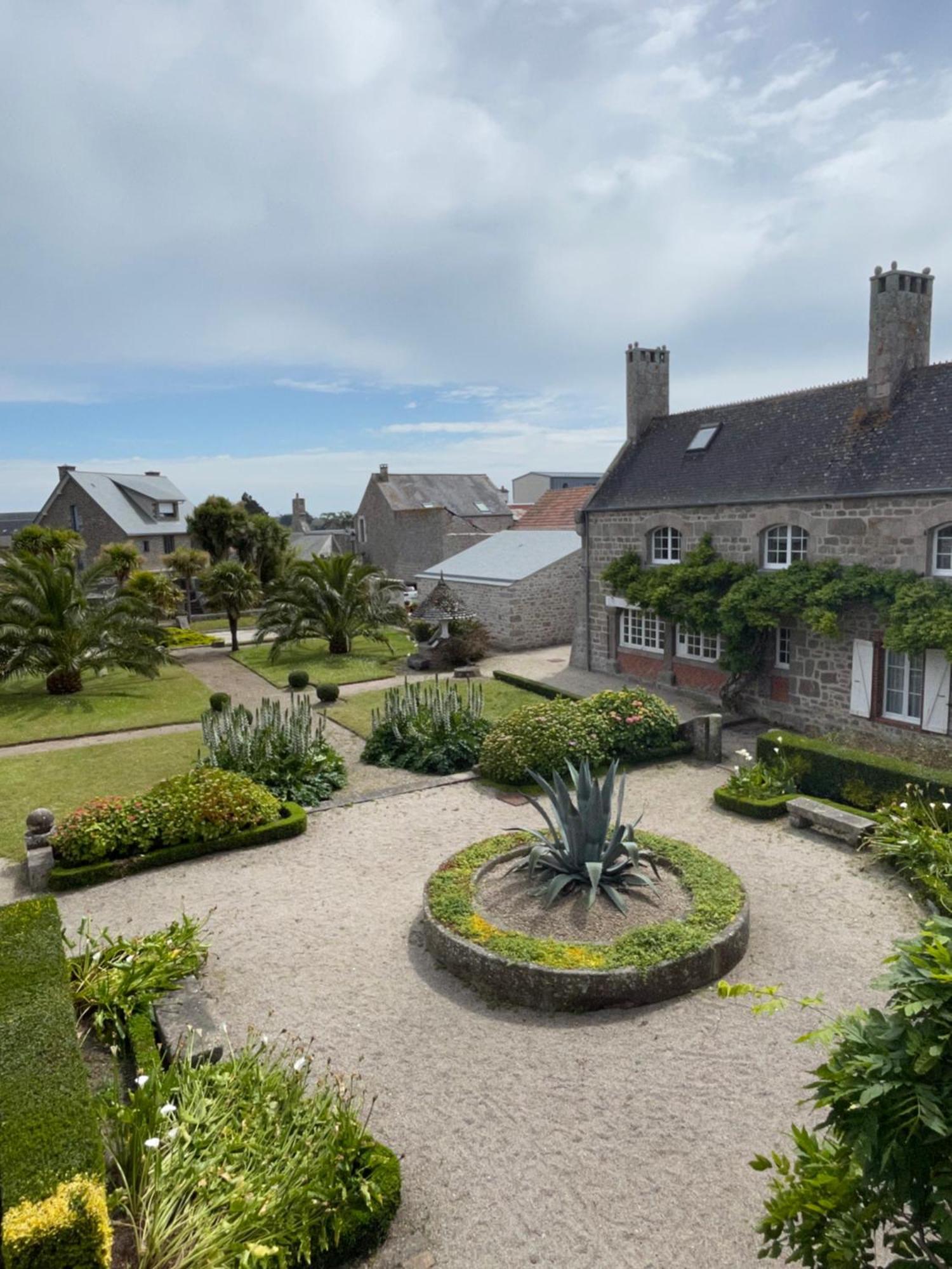 Le Conquerant - Chambres Meublees - Barfleur Bagian luar foto