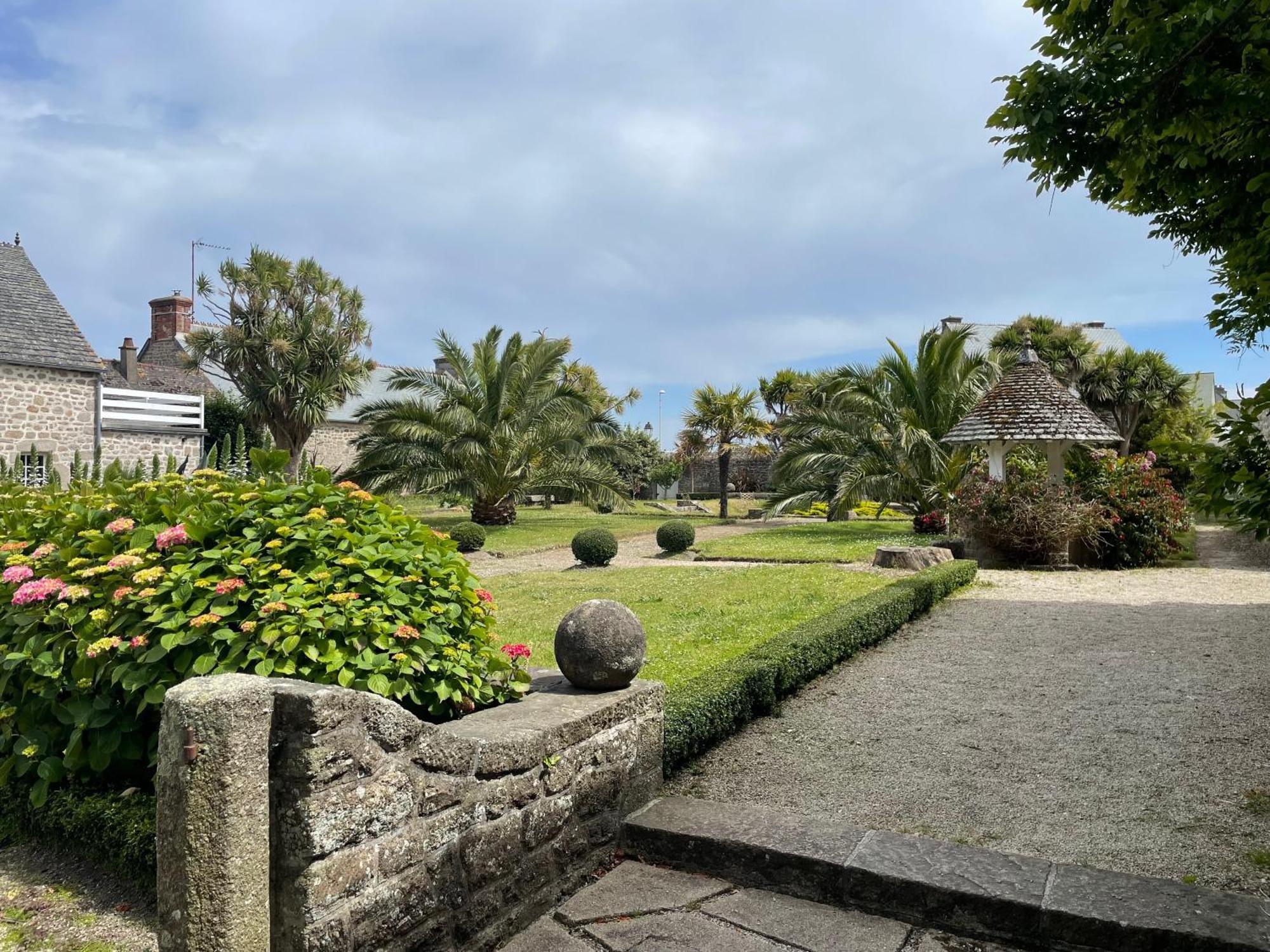 Le Conquerant - Chambres Meublees - Barfleur Bagian luar foto