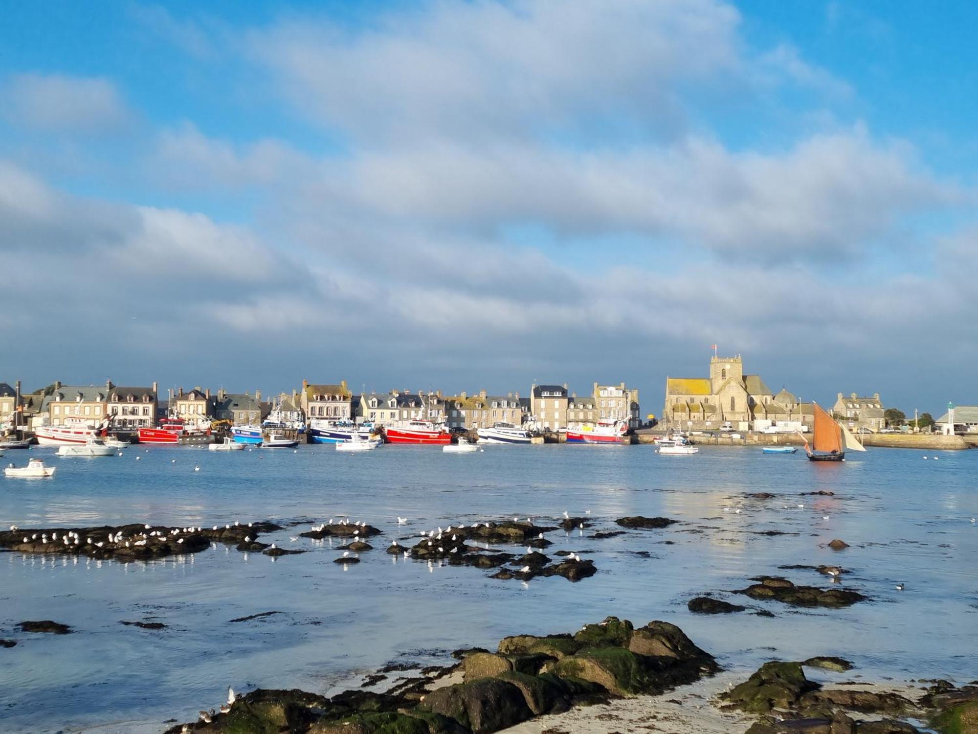 Le Conquerant - Chambres Meublees - Barfleur Bagian luar foto