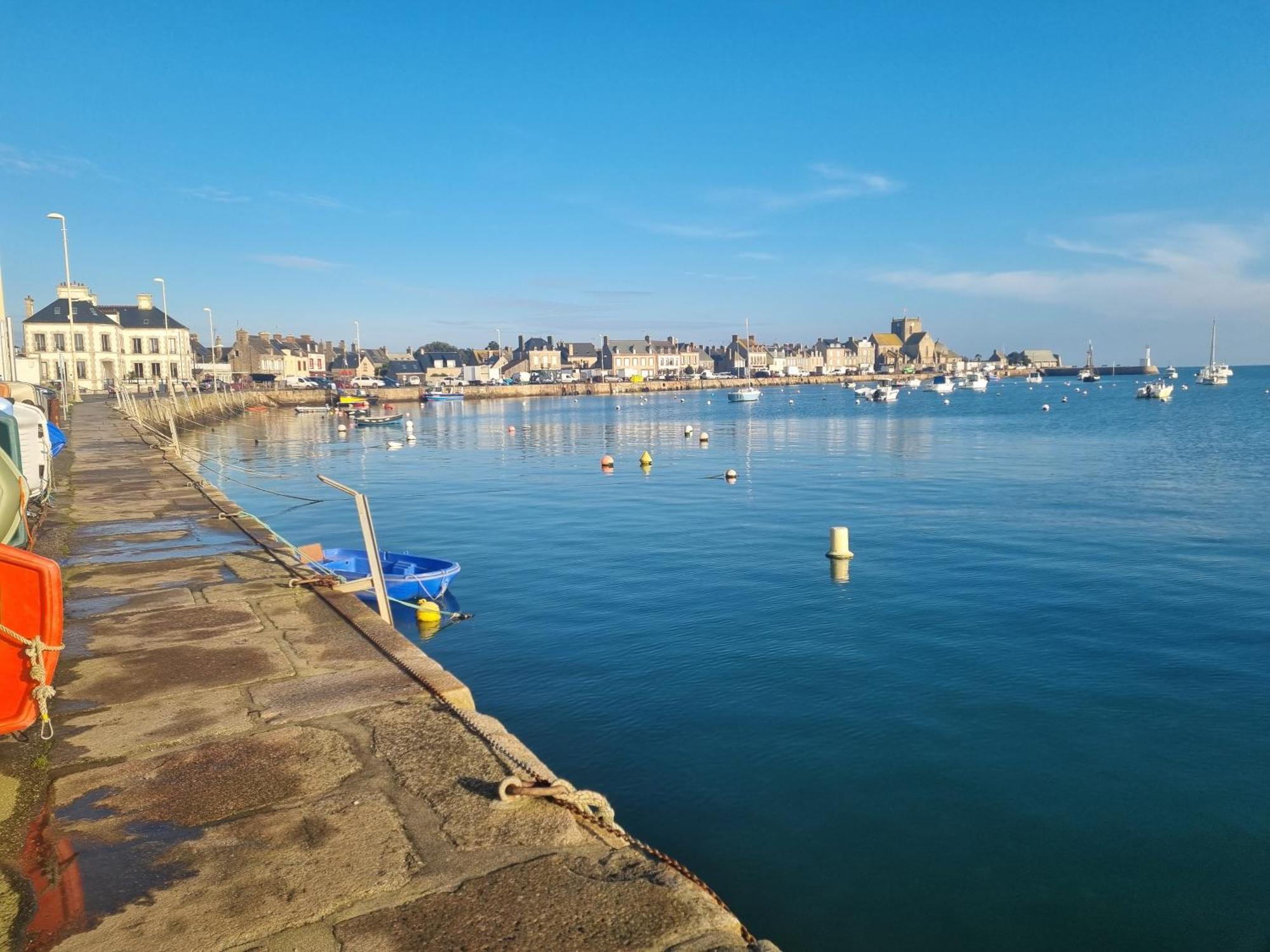 Le Conquerant - Chambres Meublees - Barfleur Bagian luar foto